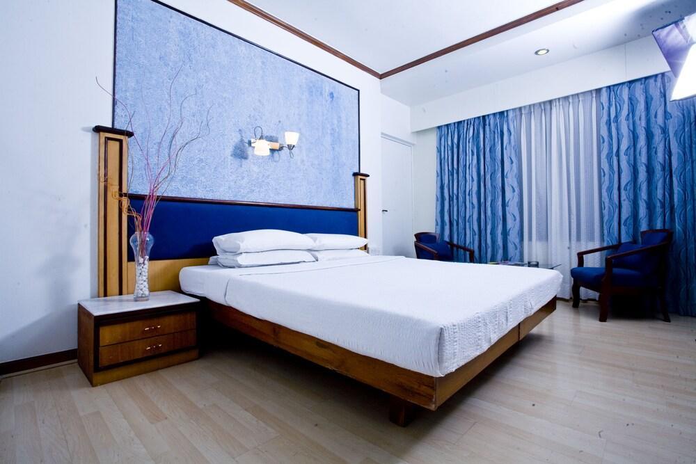 The President Hotel Shivajinagar Pune Exteriör bild