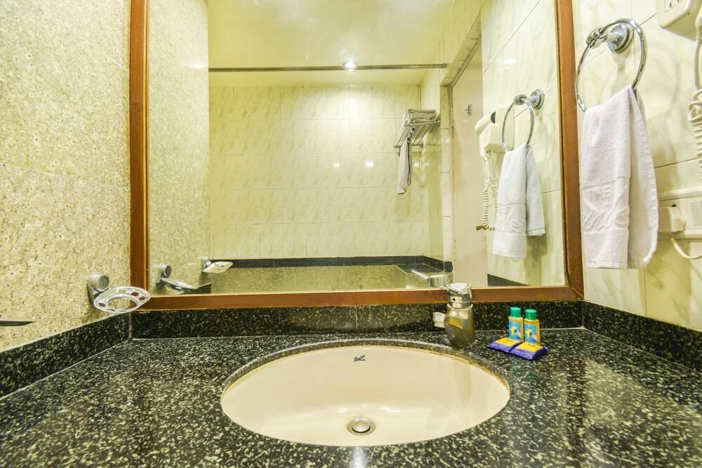 The President Hotel Shivajinagar Pune Exteriör bild