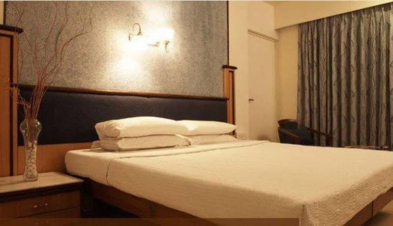 The President Hotel Shivajinagar Pune Exteriör bild